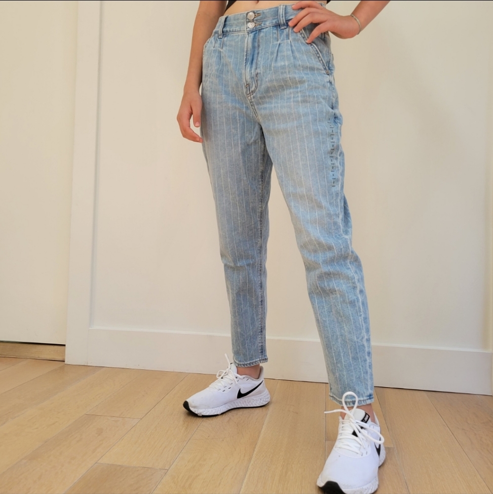 American Eagle Sz2 Mom Jeans Short Stretchy Light-Wash Stripes, Pleating Detail